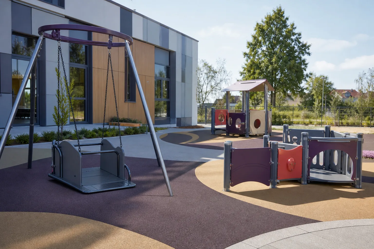 Przystosowany plac zabaw przedszkola z huśtawką typu gniazdo i podjazdem dla wózka